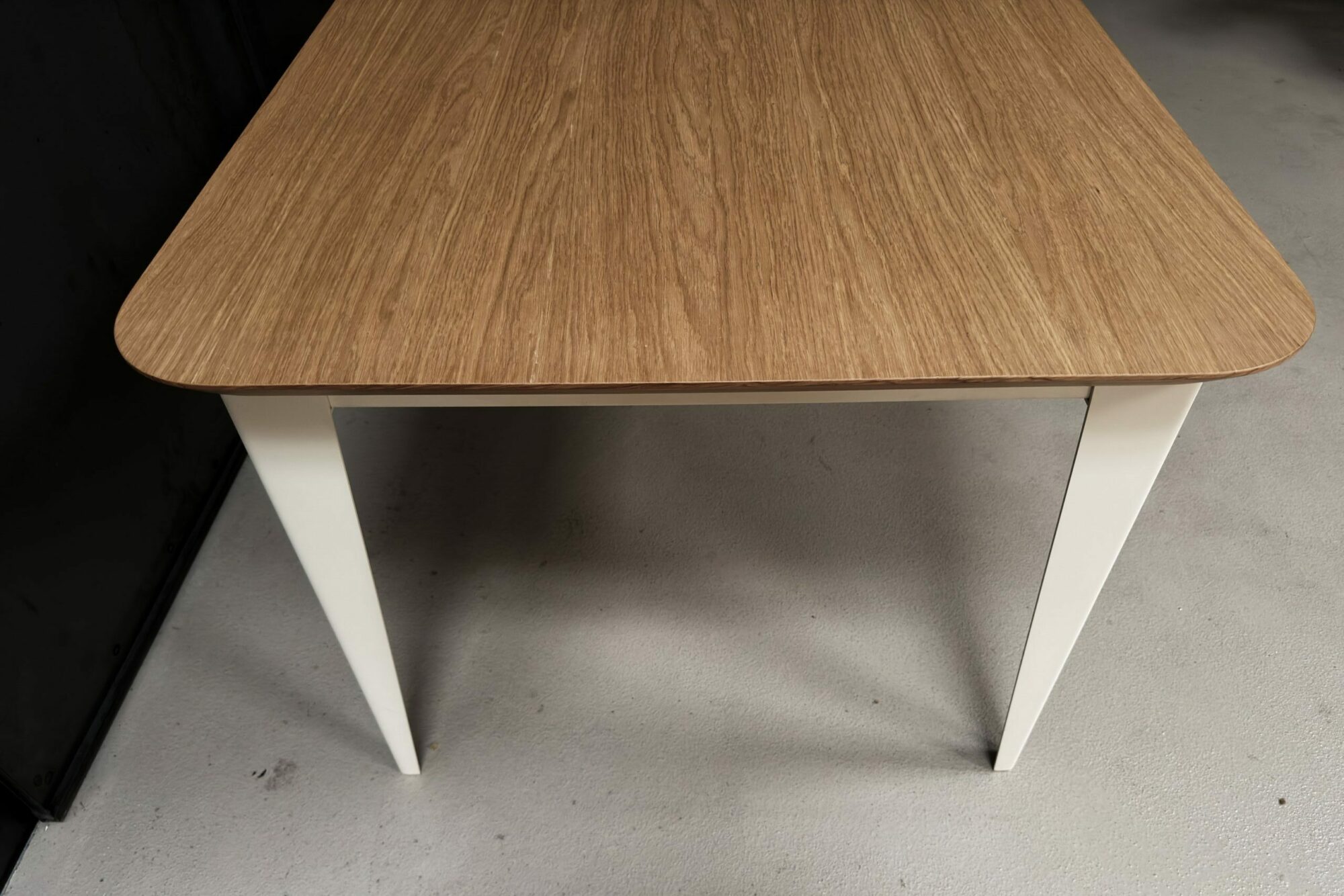 1790757596709 Table comtesse plaquage bois chêne pieds acier ivoire