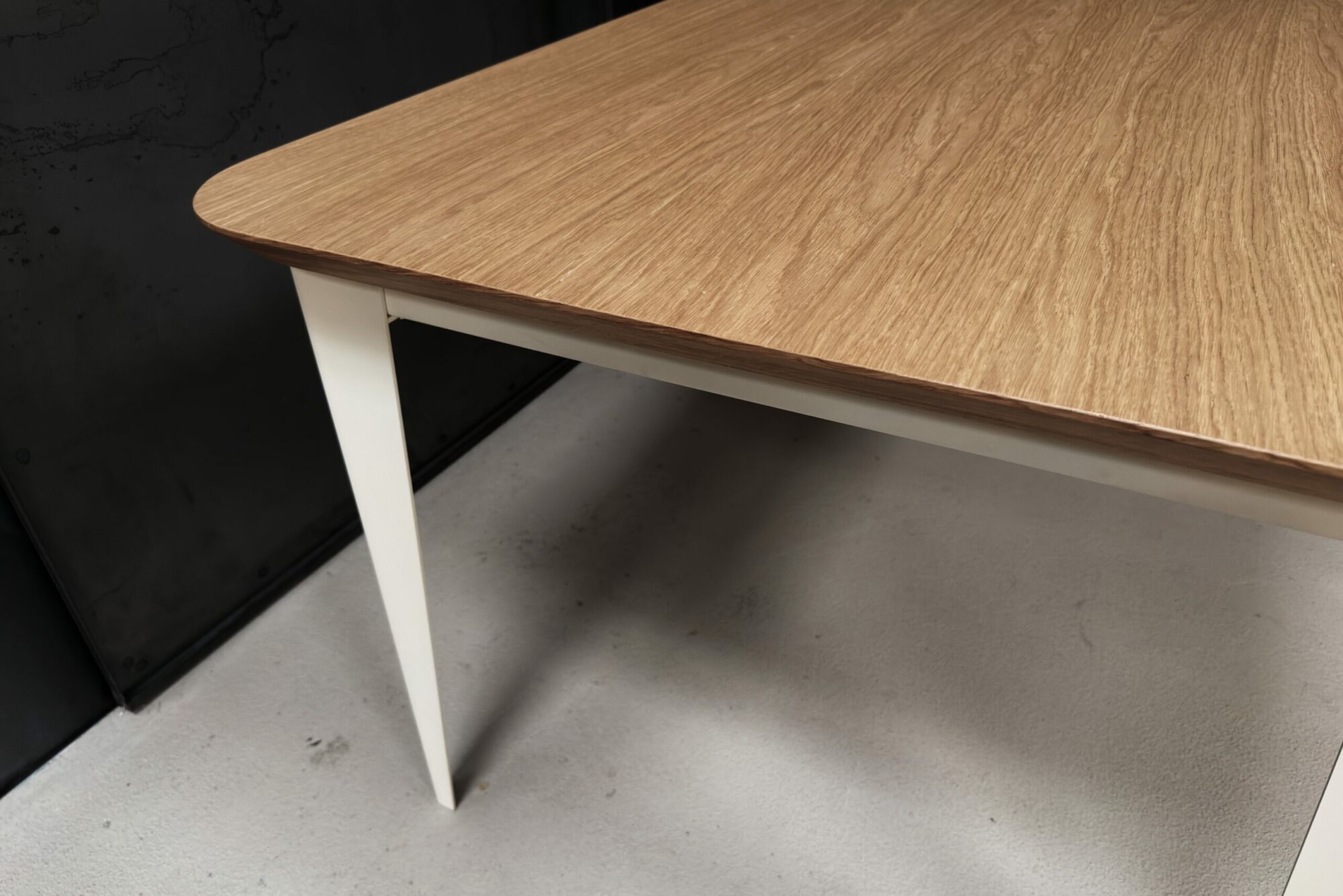 1790757606443 Table comtesse plaquage bois chêne pieds acier ivoire