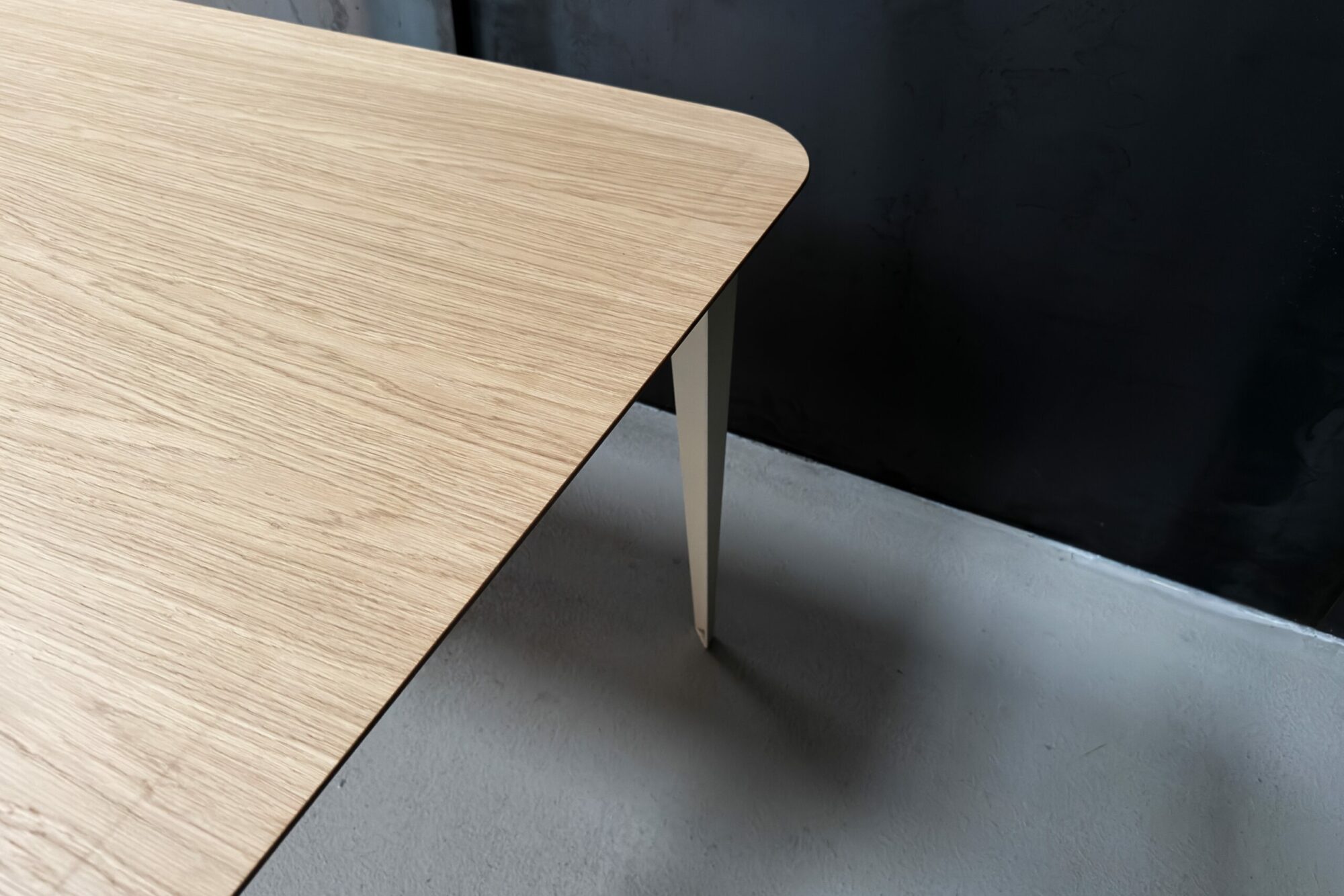 1790757618163 Table comtesse plaquage bois chêne pieds acier ivoire