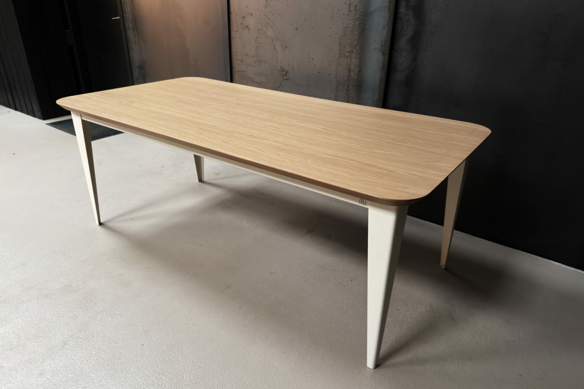 1790757689740 Table comtesse plaquage bois chêne pieds acier ivoire