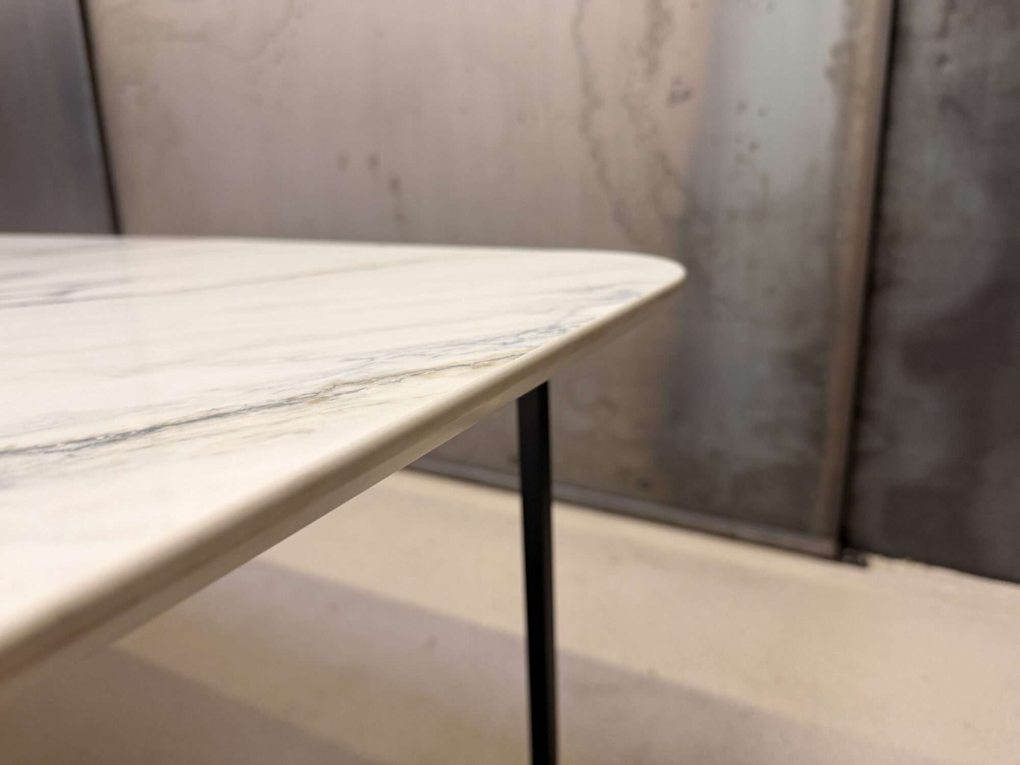 Table basse en céramique dekton Trance pieds en acier