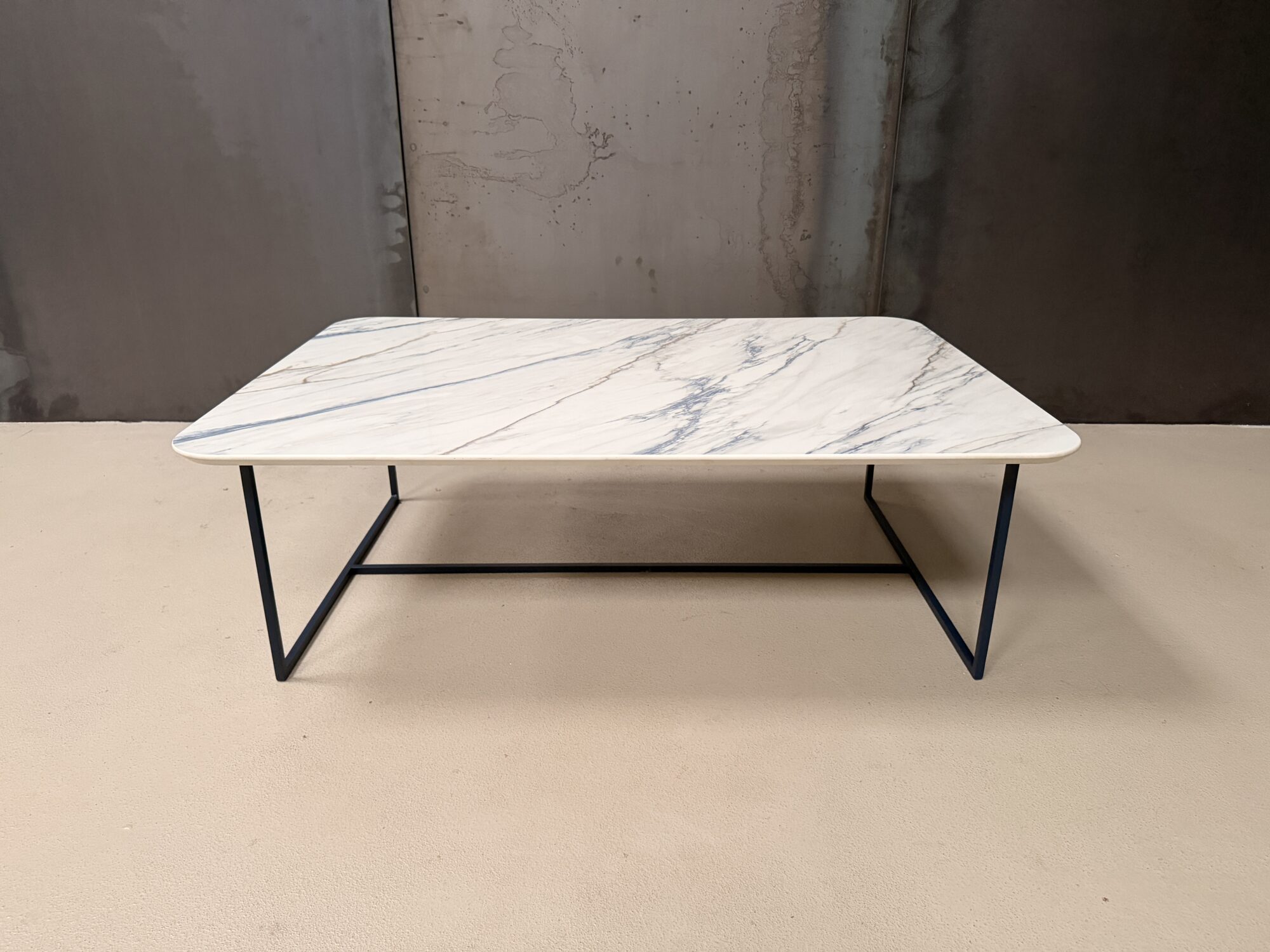 Table basse en céramique dekton Trance pieds en acier