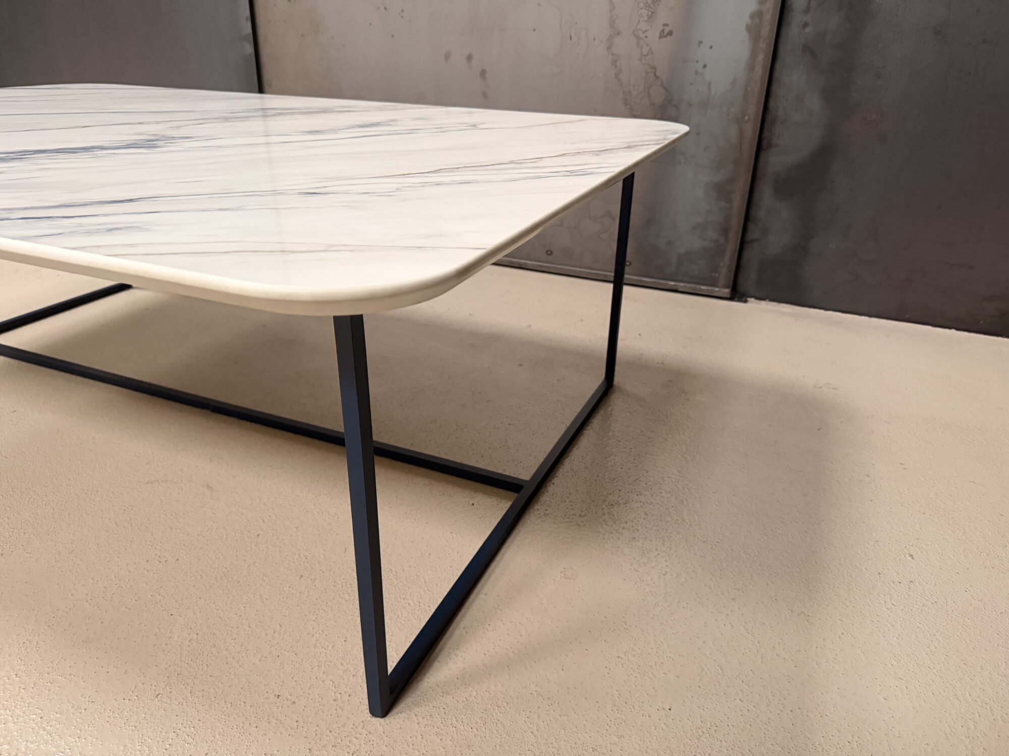 Table basse en céramique dekton Trance pieds en acier