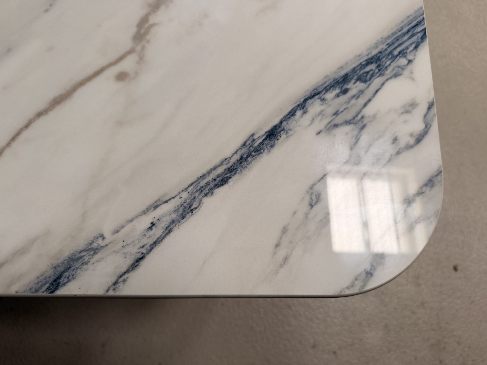Table basse en céramique dekton Trance pieds en acier
