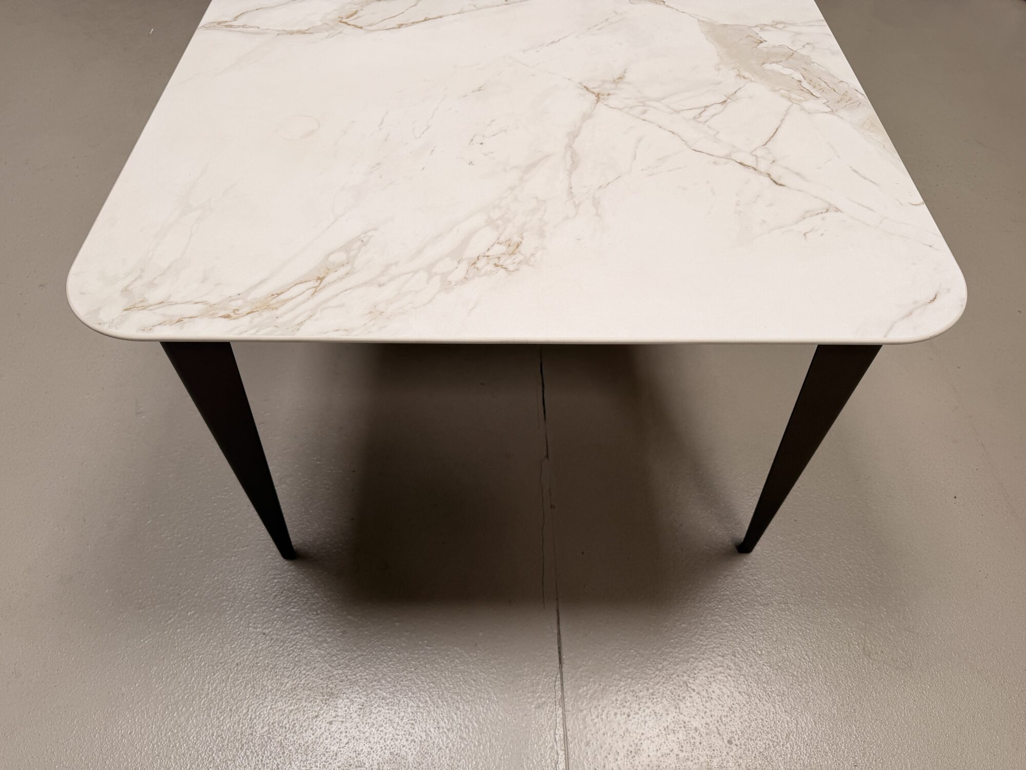 Table à manger Comtesse Dekton Entzo pieds en acier couleur bronze