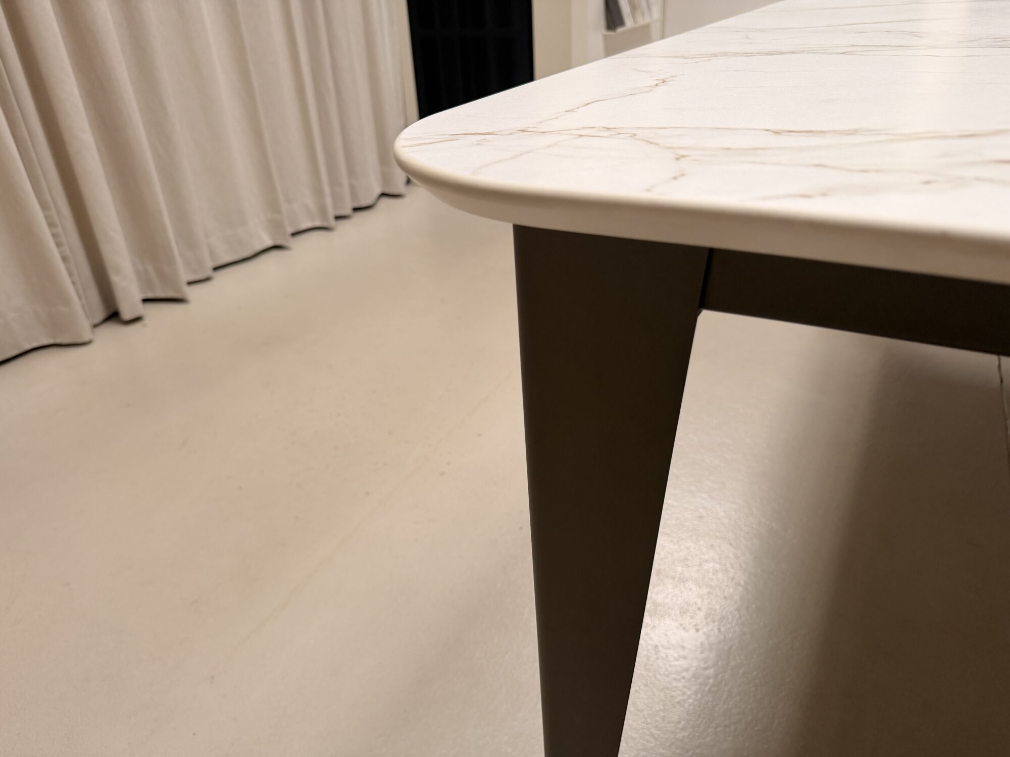 Table à manger Comtesse Dekton Entzo pieds en acier couleur bronze