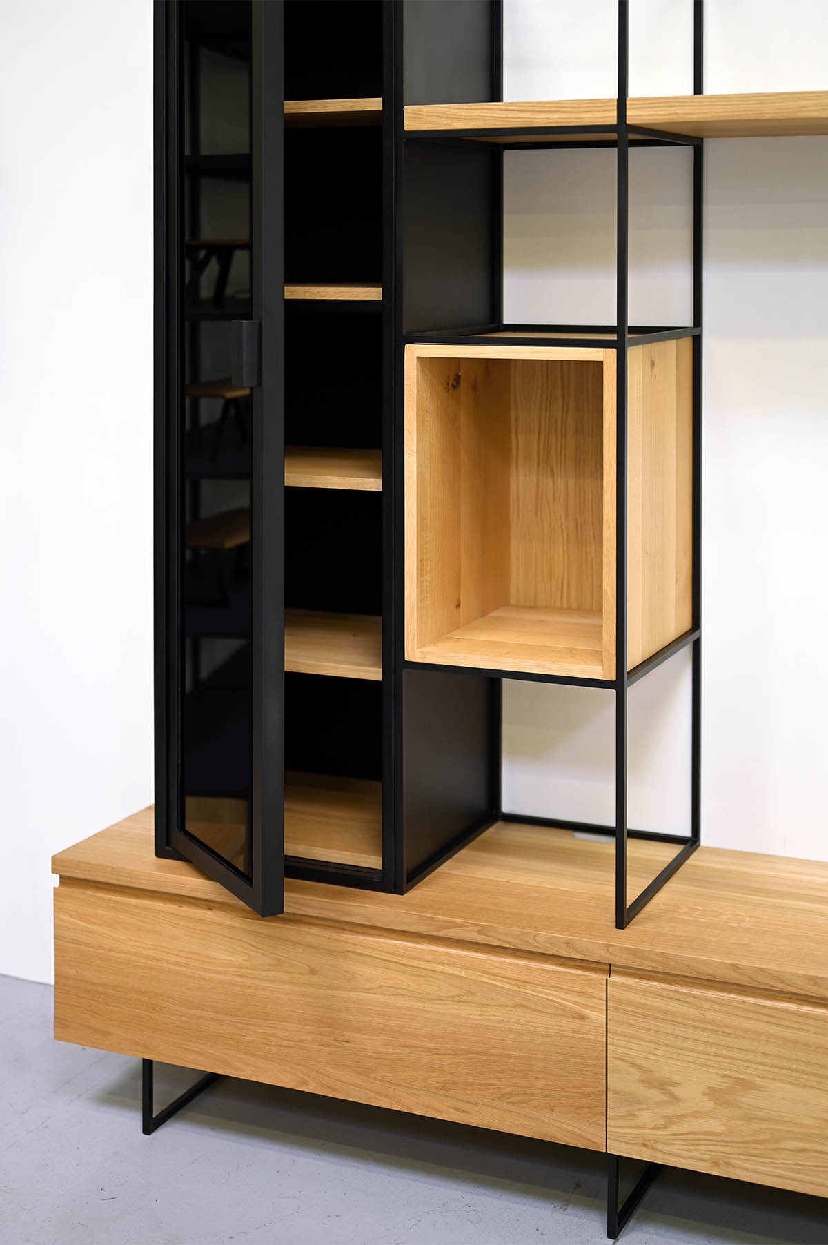 Meuble tv Vitrine 270 cm acier et bois massif