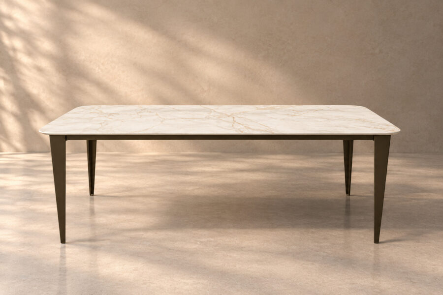 Table à manger Comtesse Dekton Entzo pieds en acier couleur bronze