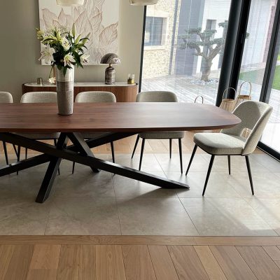 Table Mikado en noyer massif 300 x 110 cm forme superellipse